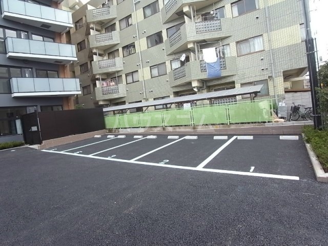 18/28 駐車場
