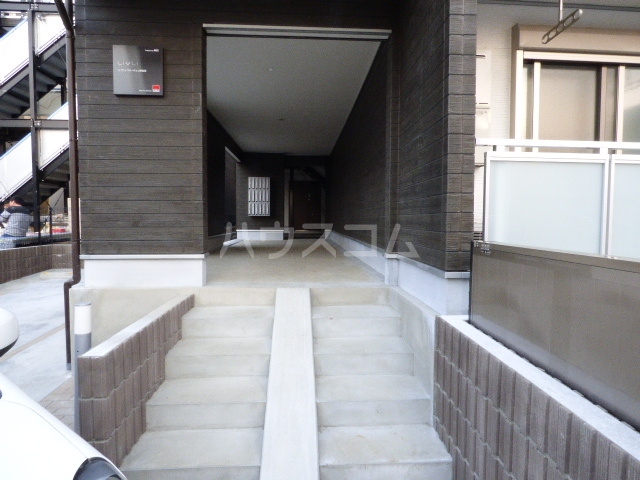 21/30 エントランス