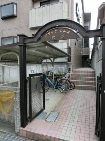 23/30 エントランス