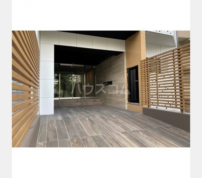 21/30 エントランス