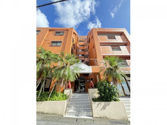 23/27 エントランス