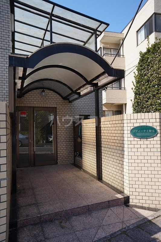 16/16 エントランス