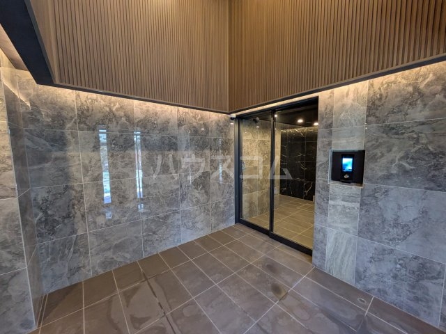 21/30 エントランス