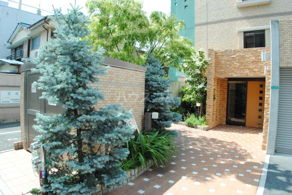 21/30 エントランス