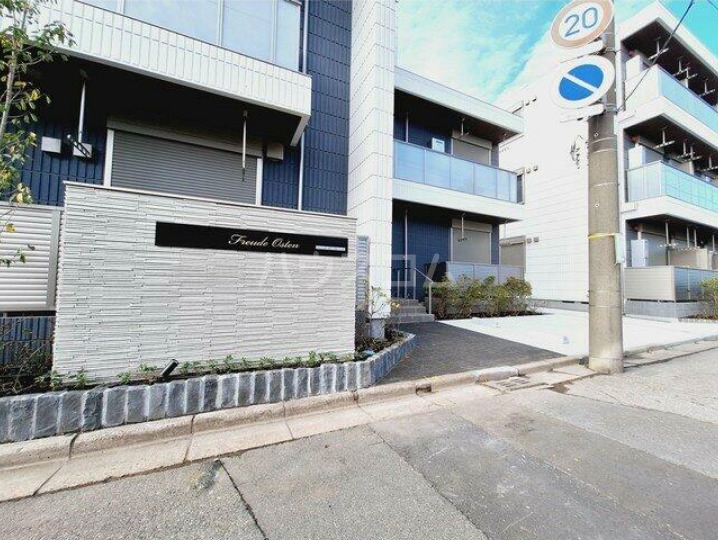 23/30 エントランス