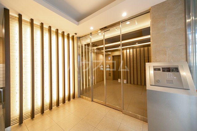 18/28 エントランス