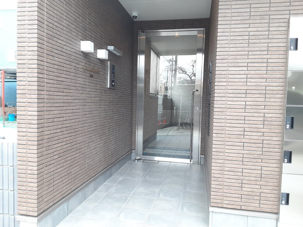 23/27 エントランス