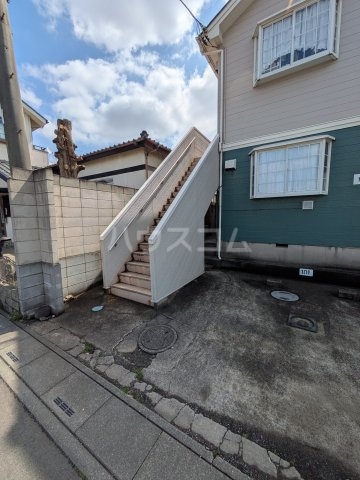 23/27 エントランス