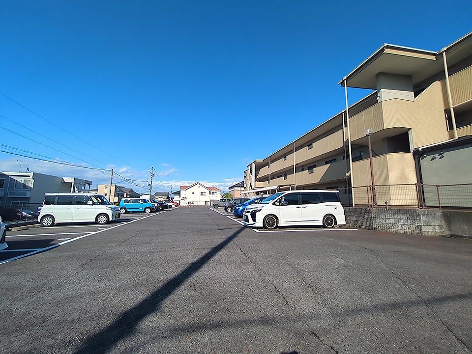 27/30 駐車場