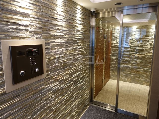 21/30 エントランス