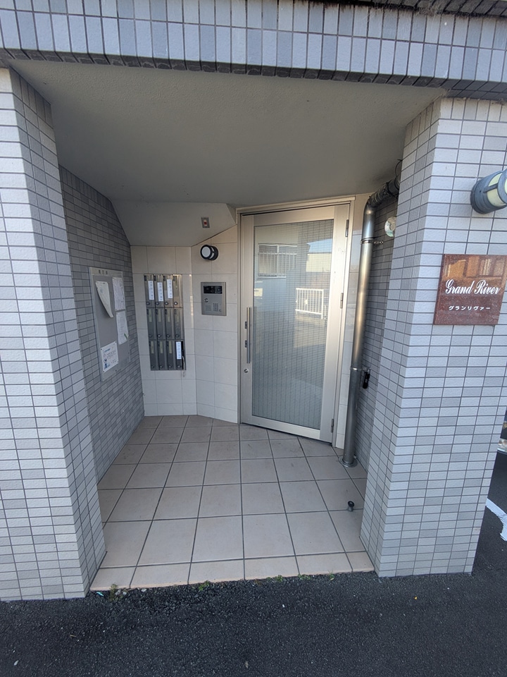 22/23 エントランス