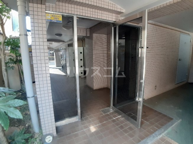 21/30 エントランス