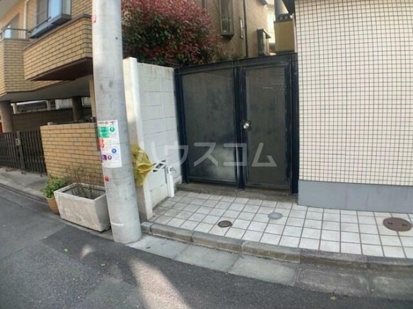 16/23 エントランス