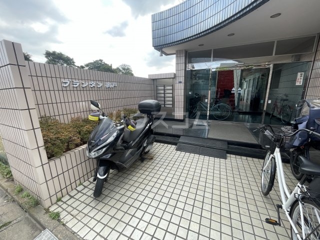 21/30 エントランス