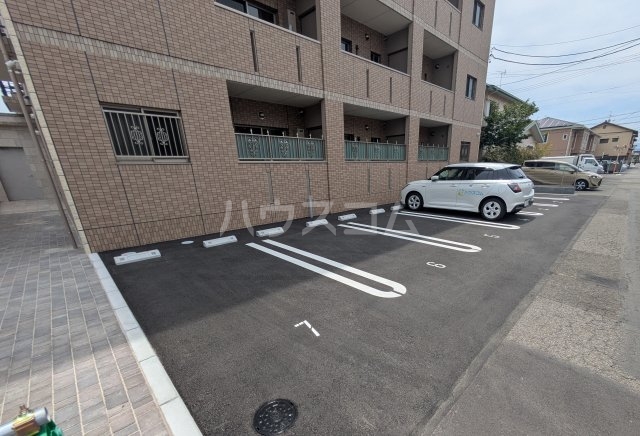 27/30 駐車場