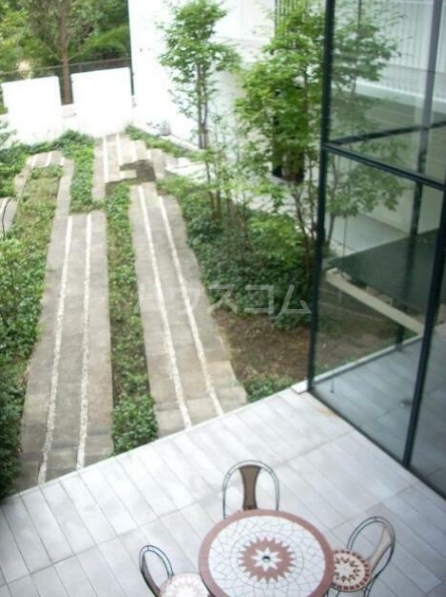 28/30 エントランス