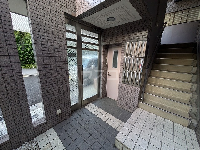 27/30 エントランス