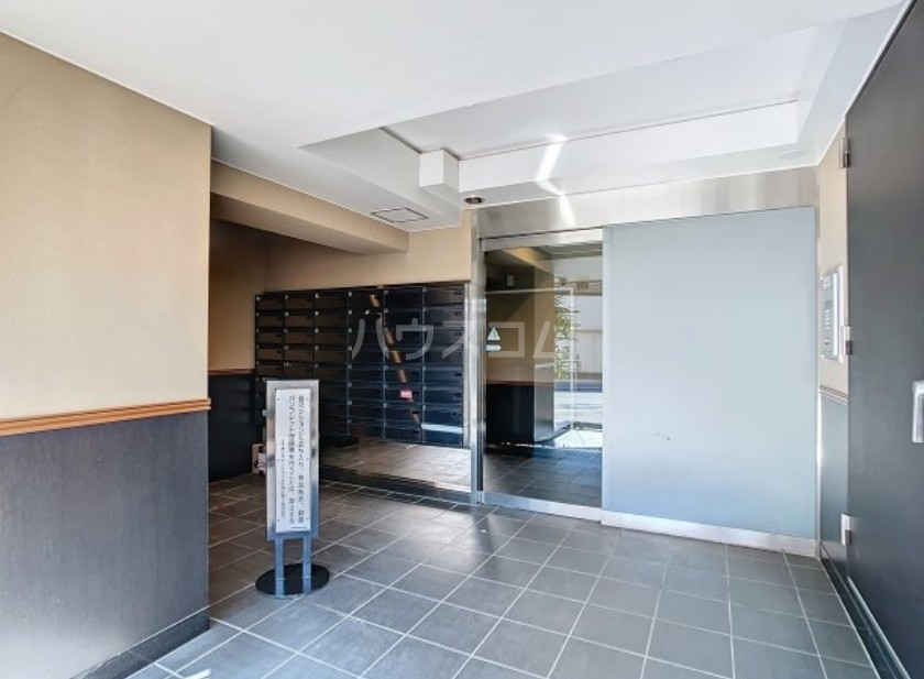 18/23 エントランス