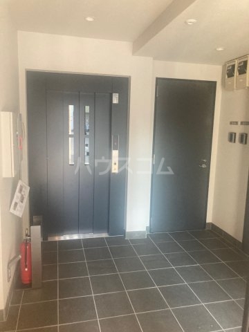 18/19 エントランス