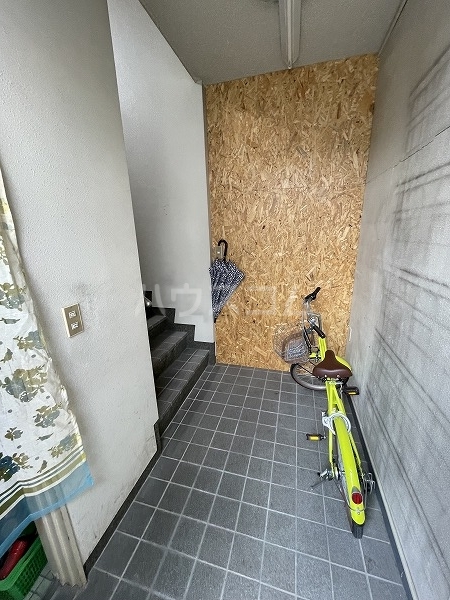 23/30 エントランス