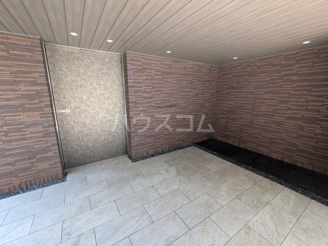 21/25 エントランス