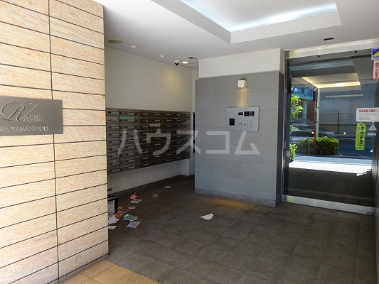 24/30 エントランス