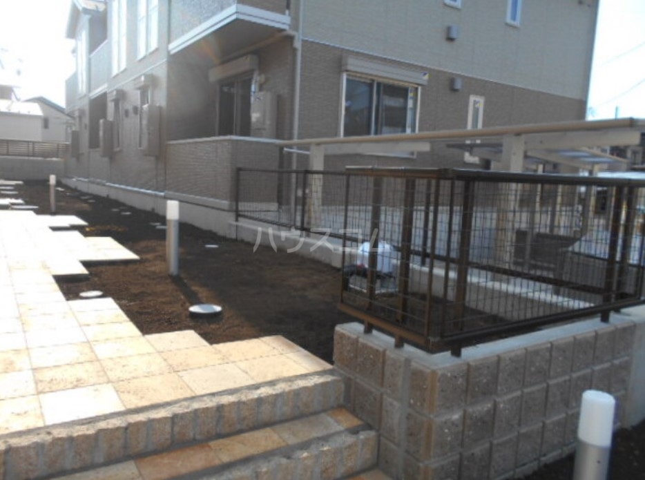 16/23 エントランス