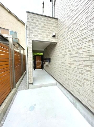 22/27 エントランス