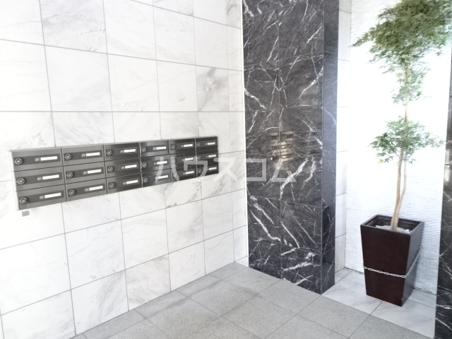 28/30 エントランス