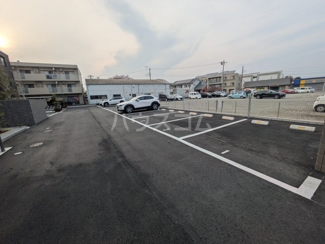27/30 駐車場