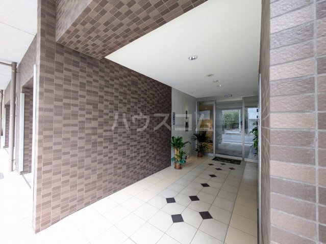 27/30 エントランス