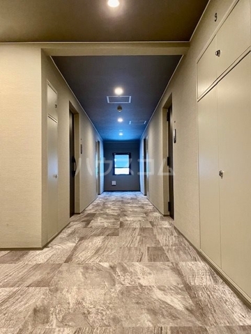 23/27 エントランス