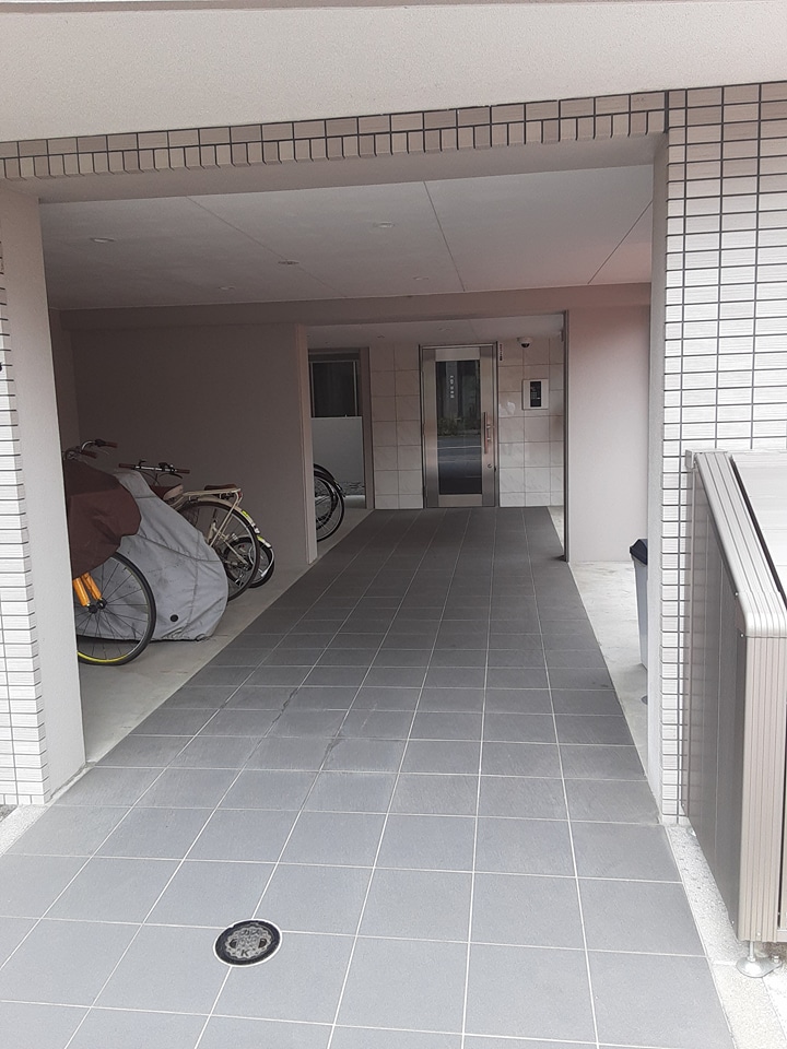 27/30 エントランス