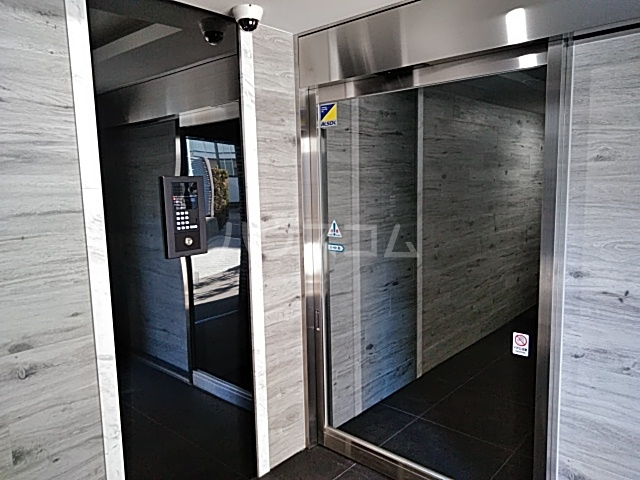 27/30 エントランス