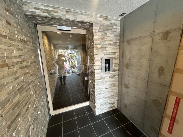 23/24 エントランス