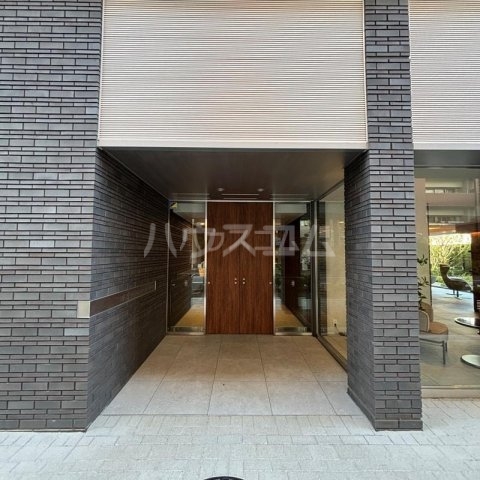 18/27 エントランス