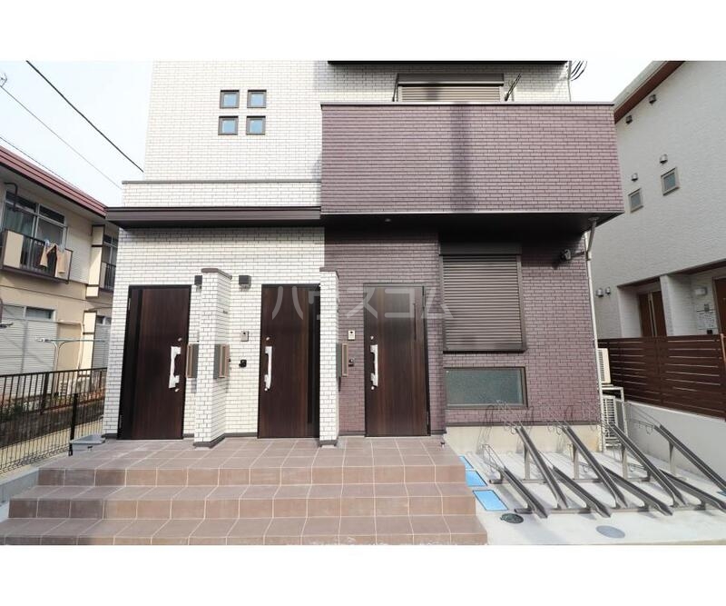 22/27 エントランス