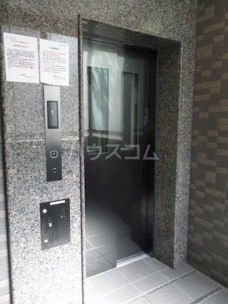 18/26 エントランス