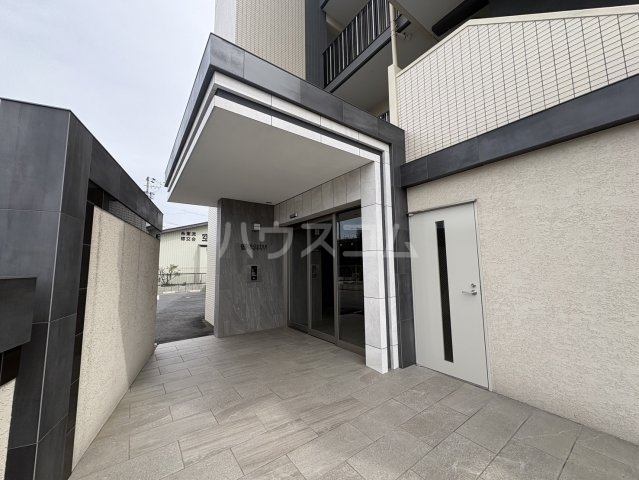 27/30 エントランス