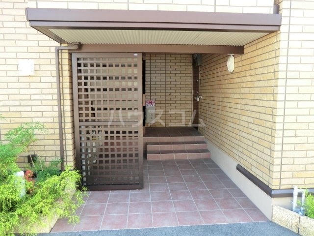 27/30 エントランス