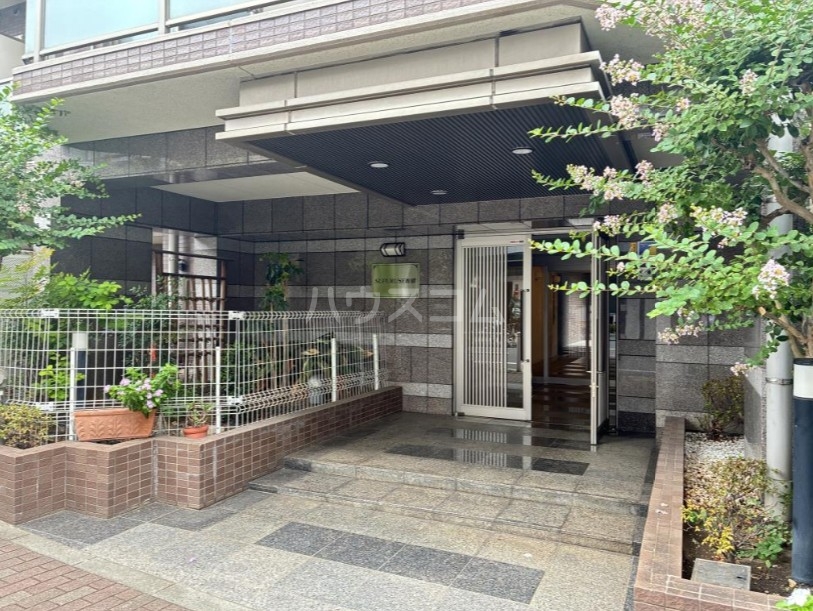 16/23 エントランス