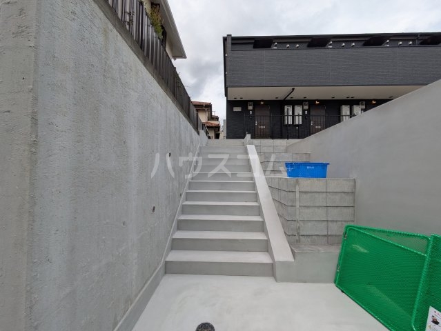 23/30 エントランス