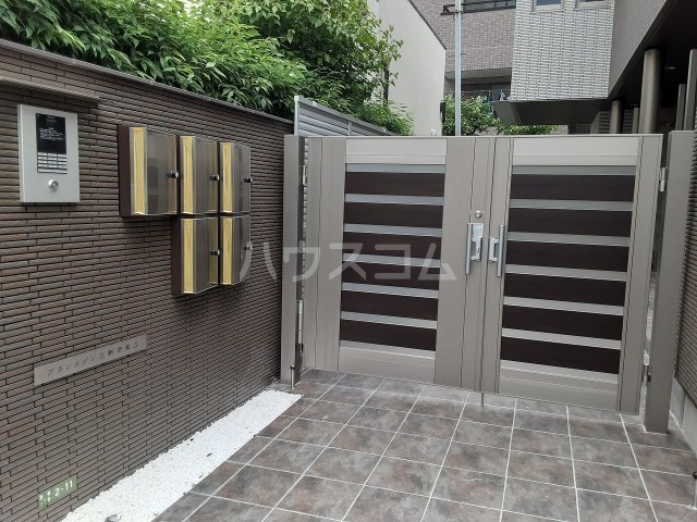 24/30 エントランス