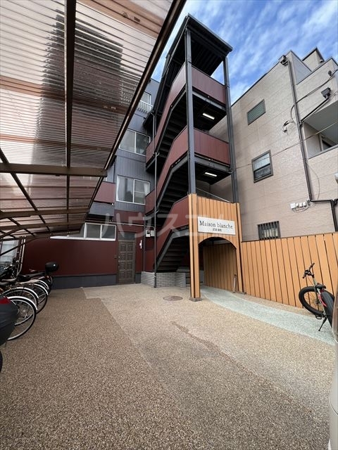 18/26 エントランス