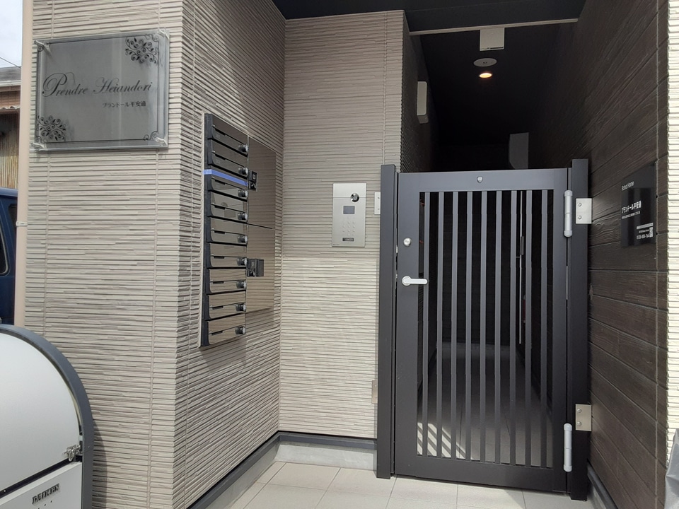 28/30 エントランス