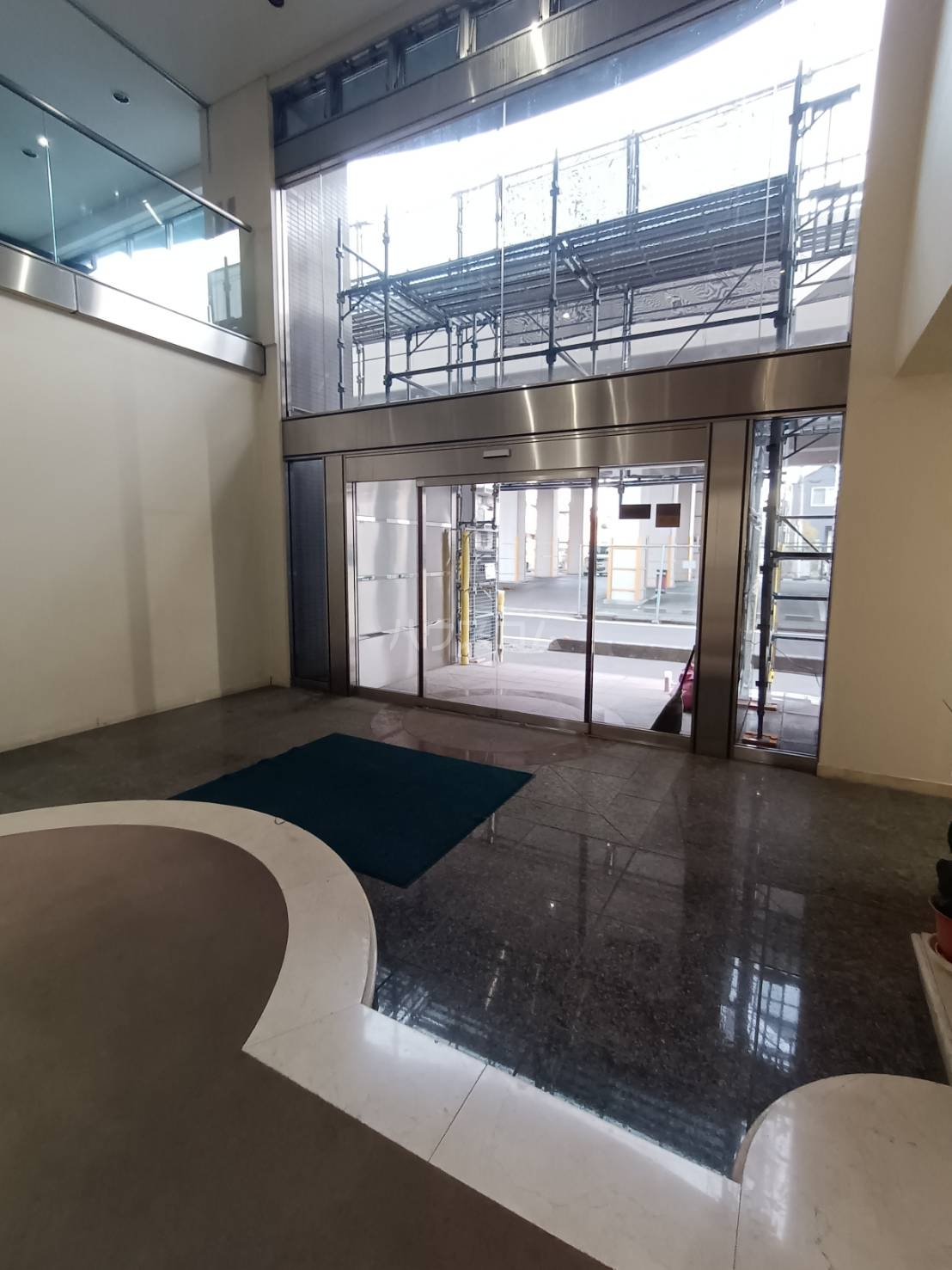 27/30 エントランス