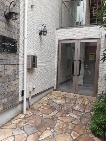 27/30 エントランス