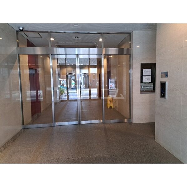 23/30 エントランス