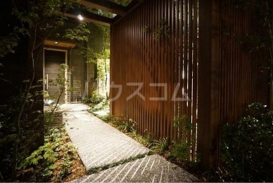 18/23 エントランス