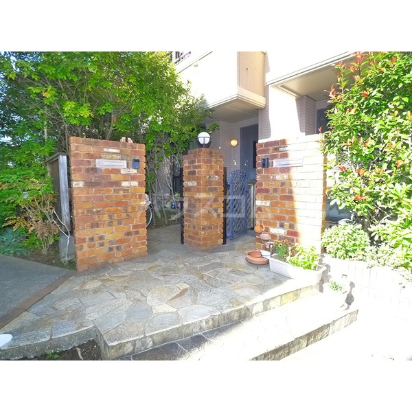 26/30 エントランス